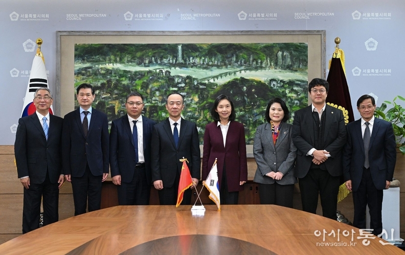 상하이인대 대표단과 면담 후 기념 촬영좌측에서 다섯 번째 최호정 의장, 박춘선의원(여섯번째), 김동욱의원(일곱번째)