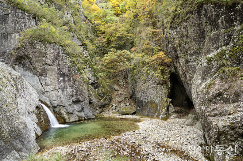 <경상북도 청송군 가을, <strong>"청송 유네스코 세계지질공원 지질명소 용추폭포"</strong>>  김광부 기자