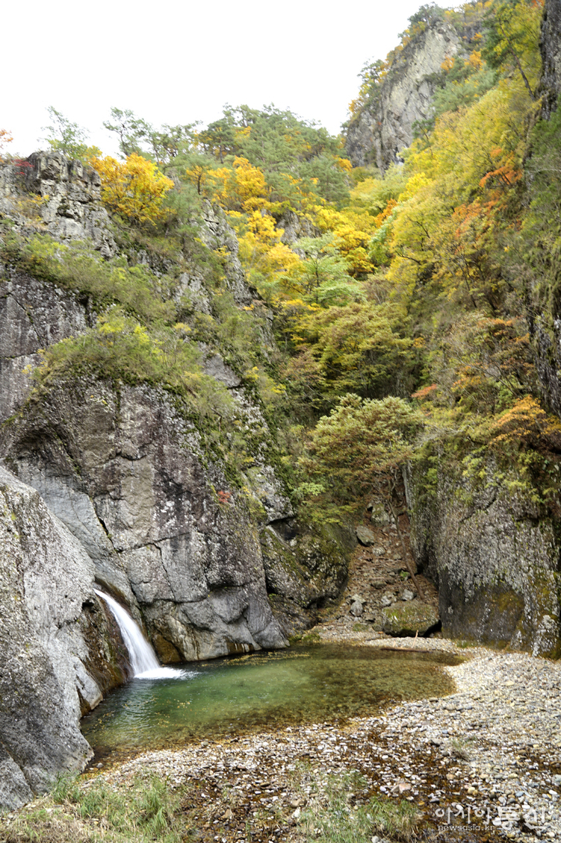 <경상북도 청송군 가을,<strong> "청송 유네스코 세계지질공원 지질명소. 용추폭포"</strong>>  김광부 기자