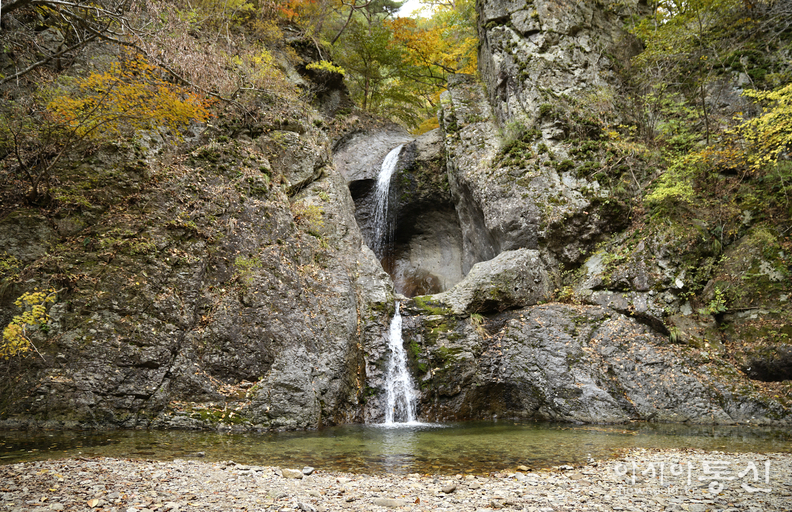 <경상북도 청송군 가을, <strong>"청송 유네스코 세계지질공원 지질명소. 조각가의 작품처럼 오묘하고 아름다운 절구폭포"</strong>>  김광부 기자