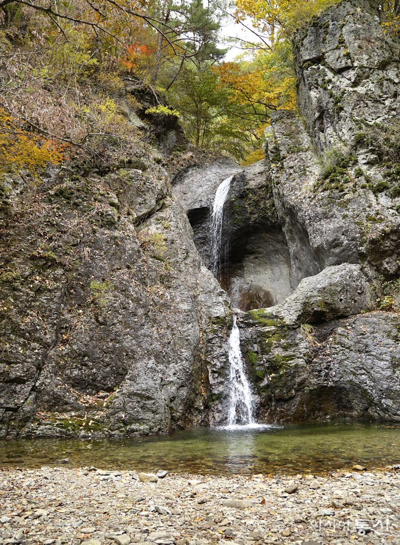 <경상북도 청송군 가을, <strong>"청송 유네스코 세계지질공원 지질명소. 조각가의 작품처럼 오묘하고 아름다운 절구폭포"</strong>>  김광부 기자