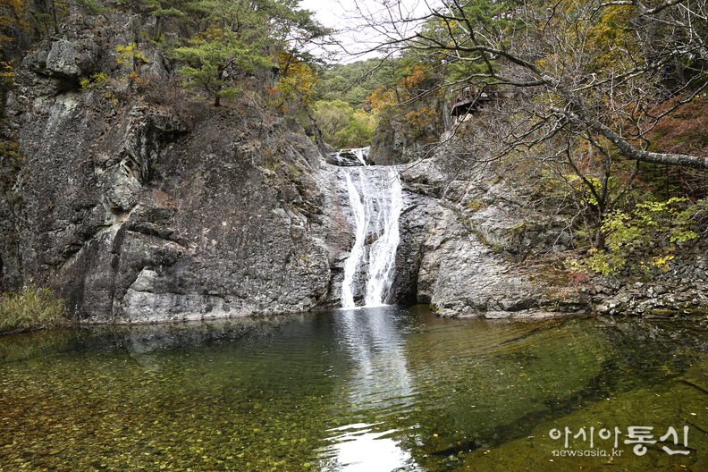 <경상북도 청송군 가을, <strong>"청송 유네스코 세계지질공원 지질명소. 살아 움직이는 하식동굴 용연폭포(2단)"</strong>>  김광부 기자