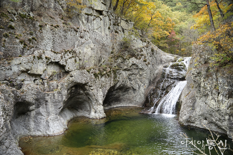<경상북도 청송군 가을,<strong> "청송 유네스코 세계지질공원 지질명소. 살아 움직이는 하식동굴 용연폭포(1단)"</strong>>  김광부 기자