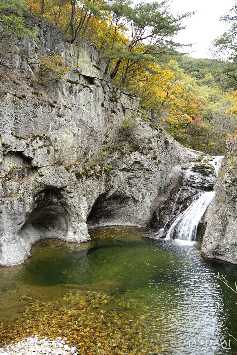 <경상북도 청송군 가을, <strong>"청송 유네스코 세계지질공원 지질명소. 살아 움직이는 하식동굴 용연폭포(1단)"</strong>>  김광부 기자