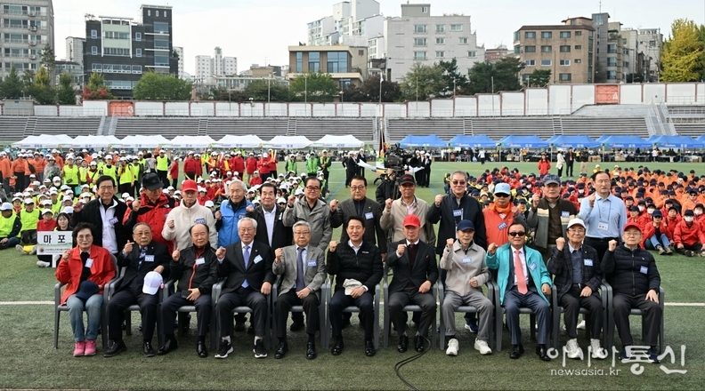 오세훈 서울시장이 31일(금) 오전 용산구 효창운동장에서 열린 '제25회 시니어올림픽'에서 참석자들과 기념촬영을 하고 있다.