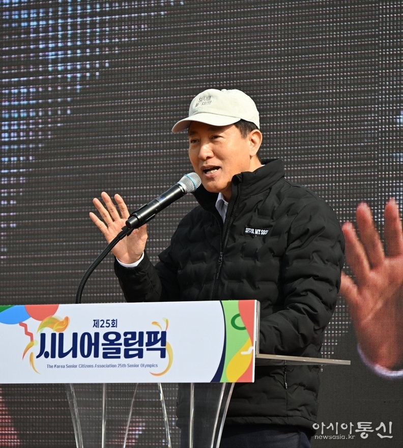 오세훈 서울시장이 31일(금) 오전 용산구 효창운동장에서 열린 '제25회 시니어올림픽'에서 축사를 하고 있다.