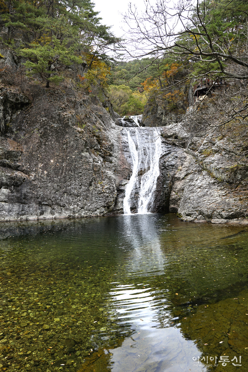 <경상북도 청송군 가을, <strong>"청송 유네스코 세계지질공원 지질명소. 살아 움직이는 하식동굴 용연폭포(2단)"</strong>>  김광부 기자