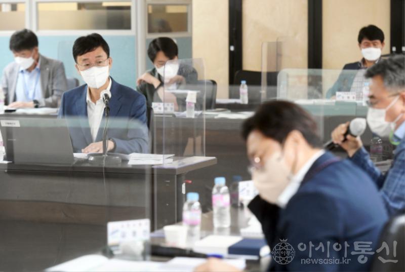 66.이민근 안산시장, 취임 첫 업무보고회 개최…시민 소통·속도감 있는 정책 추진 당부(이민근 안산시장이 19일 시청 1회의실에서 취임 후 첫 업무보고회를 주재하고 있다 (2).jpeg