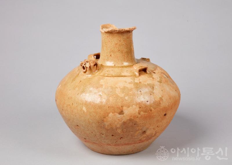 청자 호랑이 모양 항아리(하남 감일동 고분군 출토).jpg