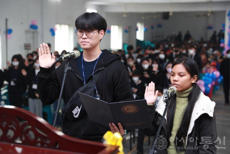 사본 -[사진3] 발대식에서 삼육대 학생(왼쪽)과 BASC 대학 학생이 헌신적인 봉사를 다짐하는 선서를 하고 있다..jpg