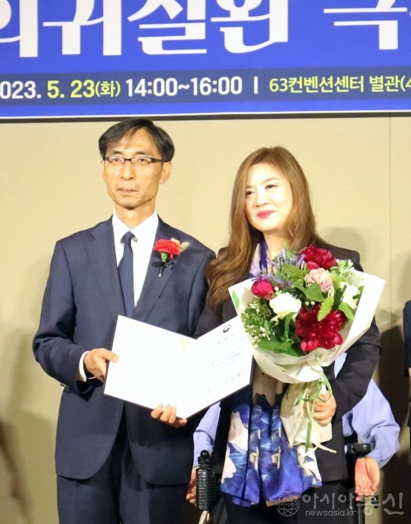 사본 -[사진1] (왼쪽부터) 삼육대 최선주 교수, 질병관리청 김현준 차장이 표창장을 들고 기념사진을 찍고 있다..jpg