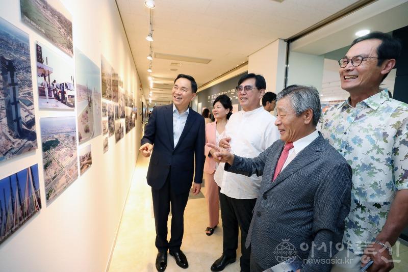 보도용 230703 리마인드 강남전에서 토박이 주민들과 전시를 보는 조성명 강남구청장(왼쪽).JPG