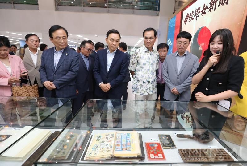 보도용 230703)리마인드 강남 특별전에서 전시를 관람하는 조성명 구청장(가운데).JPG