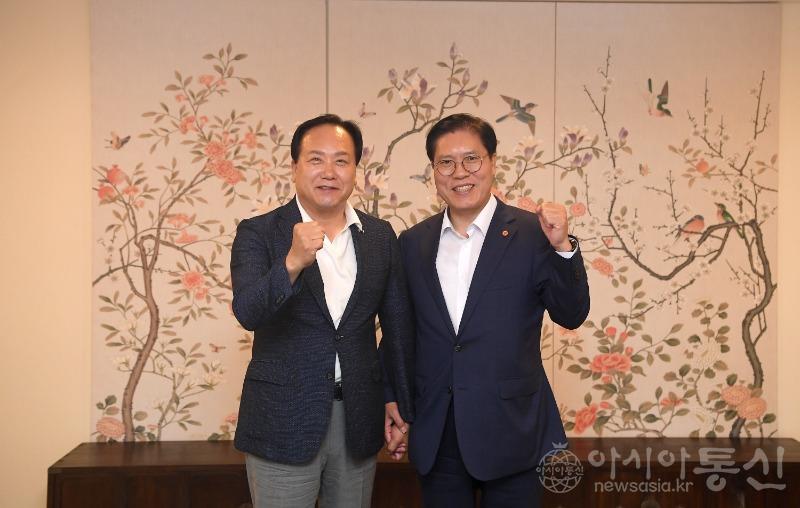 1-3 사진설명_이권재 오산시장과 송석준 경기도당위원장(우측).JPG