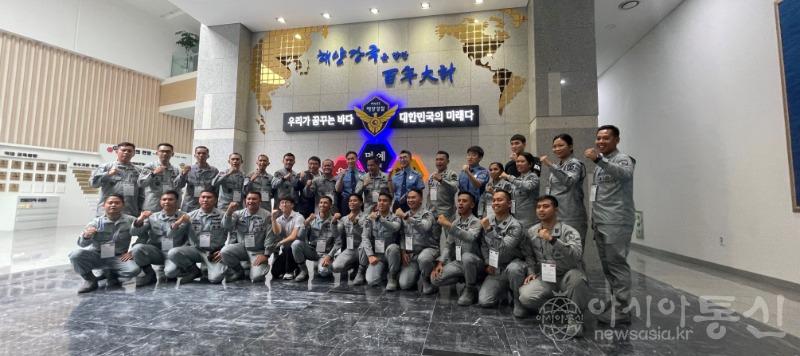 18일 해양경찰교육원에서 인도네시아 해양경찰 공무원 24명이 수색구조 훈련 등 교육 받기 전 단체 기념사진.jpg
