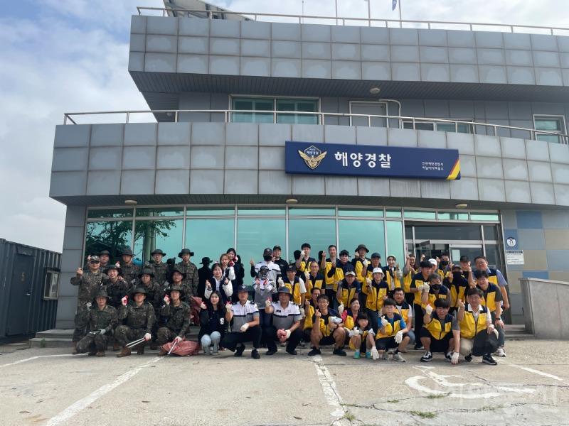 16일 인천해경은 하늘바다파출소 앞에서 거잠포 해변 일대 환경정화활동에 참여한 참여자들과 단체사진을 촬영하고 있다..jpg