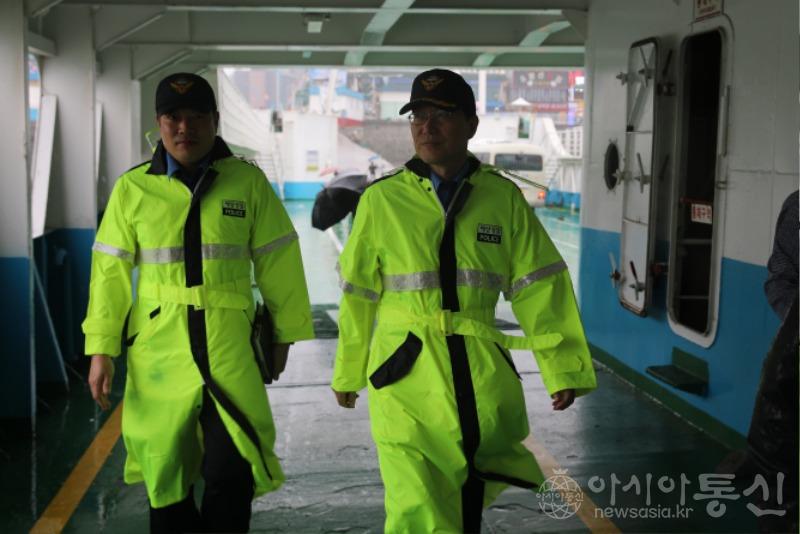 20일 도기범 인천해양경찰서장이 인천 중구 월미선착장에서 다중이용선박 안전점검을 실시하고 있다(1).JPG