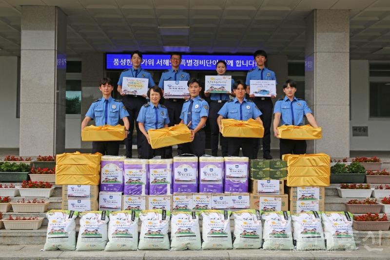(사진) 추석 명절을 맞아 따뜻한 사랑나눔을 실시한 박생덕 서특단장과 직원들.jpg