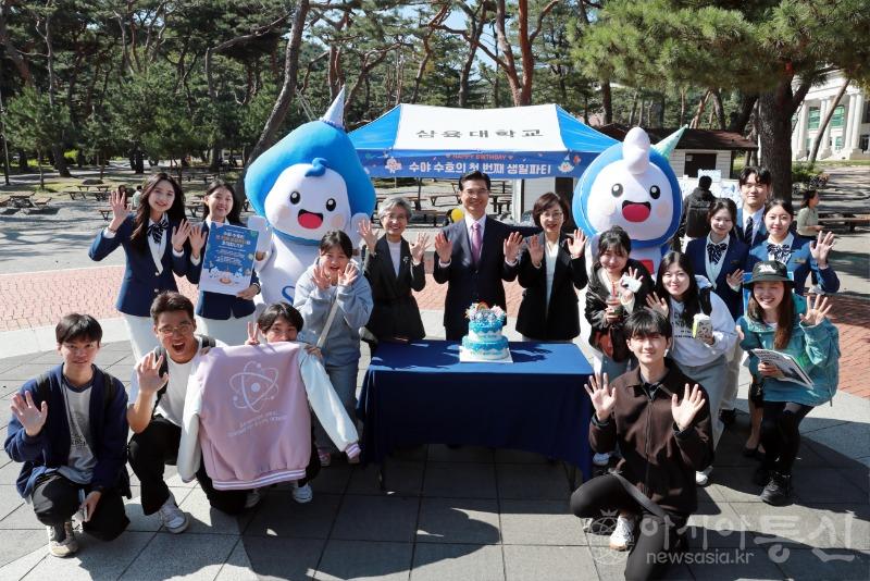 사본 -[사진2] 김일목 총장(뒷줄 가운데)과 김현희 부총장(좌측), 신지연 대외국제처장(우측)이 재학생들과 기념사진을 찍고 있다..jpg