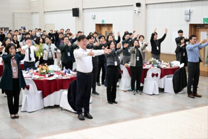 4.새로운 공직문화… 안산시 공무원‘웃(으며) 소(통하는)’만남 행사(2)(안산시는 지난 28일 시청 대회의실에서 행정안전교육국 직원 120여 명이 참여한 가운데 편안하고 가족 같은 직장 분위기 조성을 위해 '우리는 원팀(One Team), 안산 웃(으며)소(통하는) 만남의 시간'을 진행했다).jpg