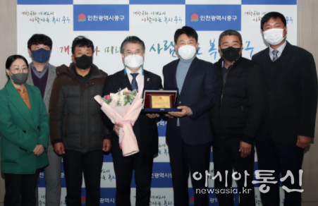 용유어촌계, 인천 중구 '덕교항 어촌뉴딜 300사업' 선정에 기여한 홍인성 구청장에게 감사패 전달