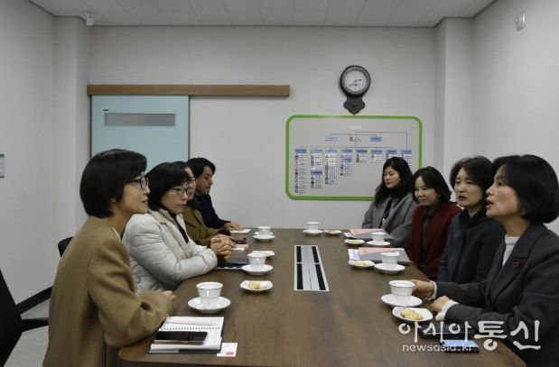 남미경 국장이 8일 지역의 어느 한 사회복지 기관을 방문해 시설 관계자들과 의견을 나누고 있다.