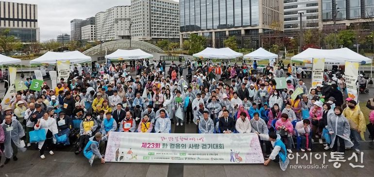 진교훈 서울 강서구청장이 19일(토) 서울식물원에서 열린 ‘제23회 한 걸음의 사랑 걷기대회’에 참석해 참가자들을 응원했다. 사진은 이날 기념촬영 모습.
