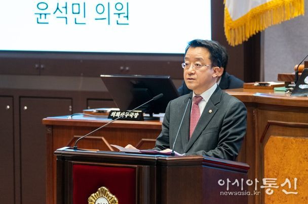 강남구의회 윤석민 의원이 제326회 임시회(제1차 본회의)에서 5분 자유발언을 하고 있다.