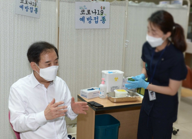 박윤국 포천시장, AZ 백신 접종 “안심하고 접종에 동참해달라”