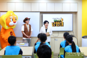 김영옥 보건복지위원장, 어린이와 소통하며 서울시의회와 보건복지위원회 역할 소개