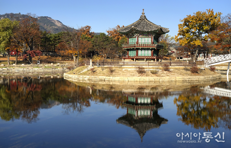 <서울특별시 종로,<strong> "3년만에 복원된 경복궁 향원정 가을"</strong>> 김광부 @