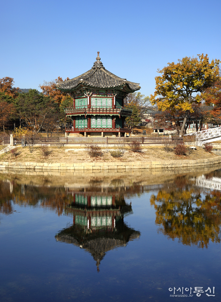 <서울특별시 종로,<strong> "3년만에 복원된 경복궁 향원정 가을"</strong>> 김광부 @