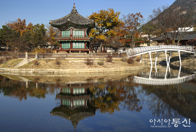 <서울특별시 종로,<strong> "3년만에 복원된 경복궁 향원정 가을"</strong>> 김광부 @