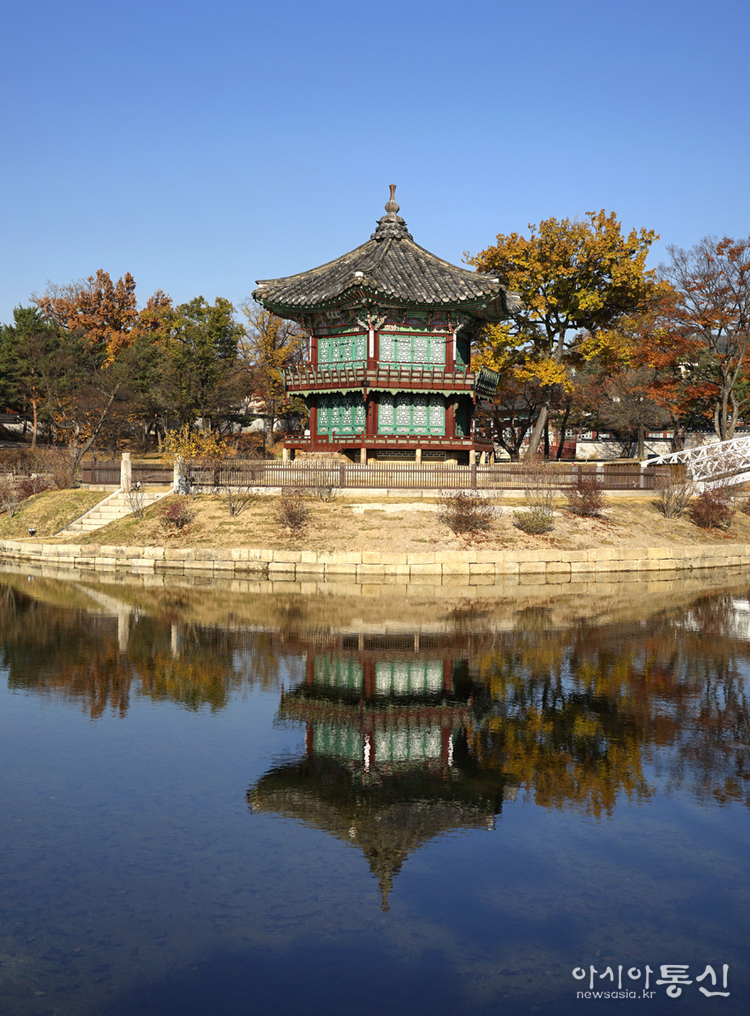 <서울특별시 종로,<strong> "3년만에 복원된 경복궁 향원정 가을"</strong>> 김광부 @