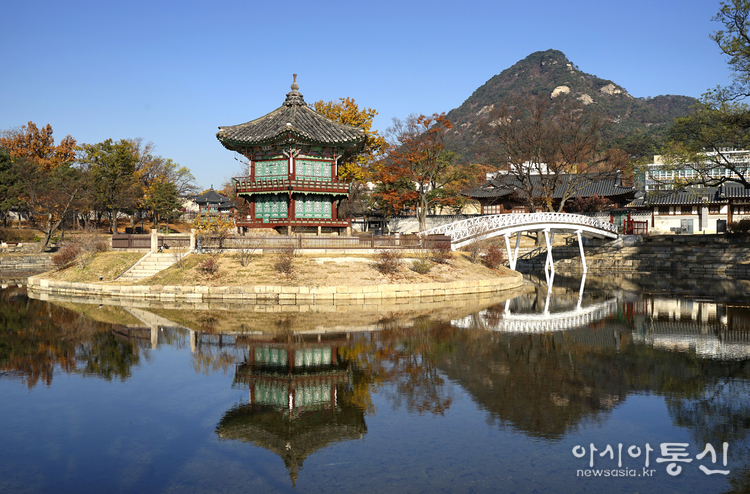 <서울특별시 종로,<strong> "3년만에 복원된 경복궁 향원정 가을"</strong>> 김광부 @