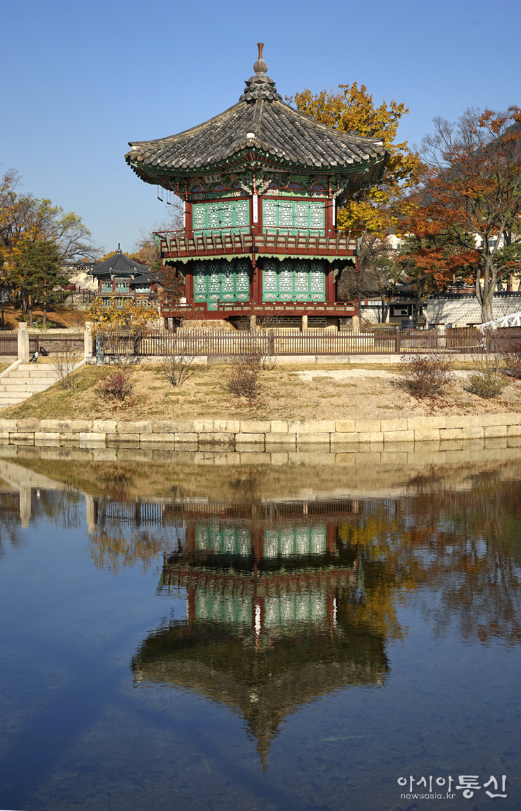 <서울특별시 종로,<strong> "3년만에 복원된 경복궁 향원정 가을"</strong>> 김광부 @