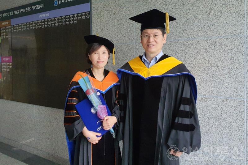 [사진] 김인옥(왼쪽) 교수와 정현철 교수 부부. 지난 2020년 8월 김인옥 교수의 박사학위 수여식 날 정현철 교수가 함께 축하해주며 기념촬영을 했다..jpg