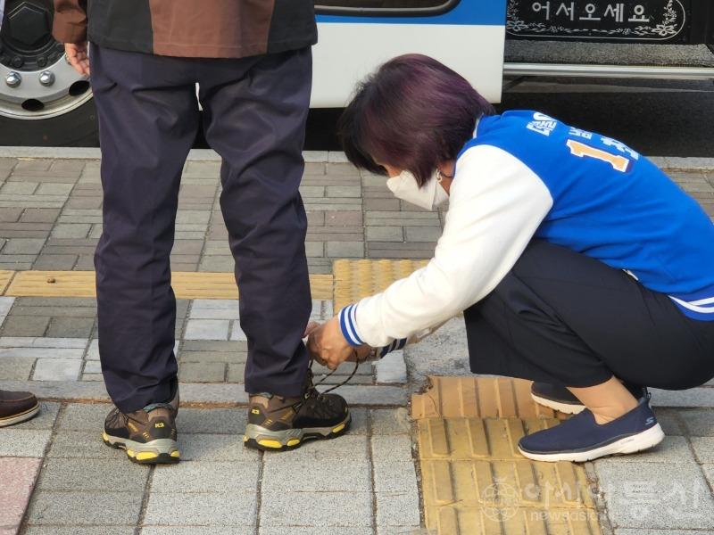 최민희 예비후보 어르신 신발끈 묶어주기.jpg