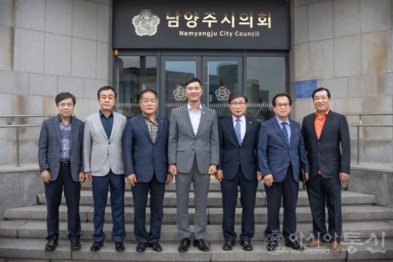 2022.08.11.남양주시의회 김현택의장, 경기동부상공회의소와 간담회 가져.jpg