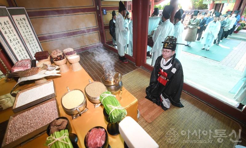 1-2 궐리사석전대제 봉행모습.jpg