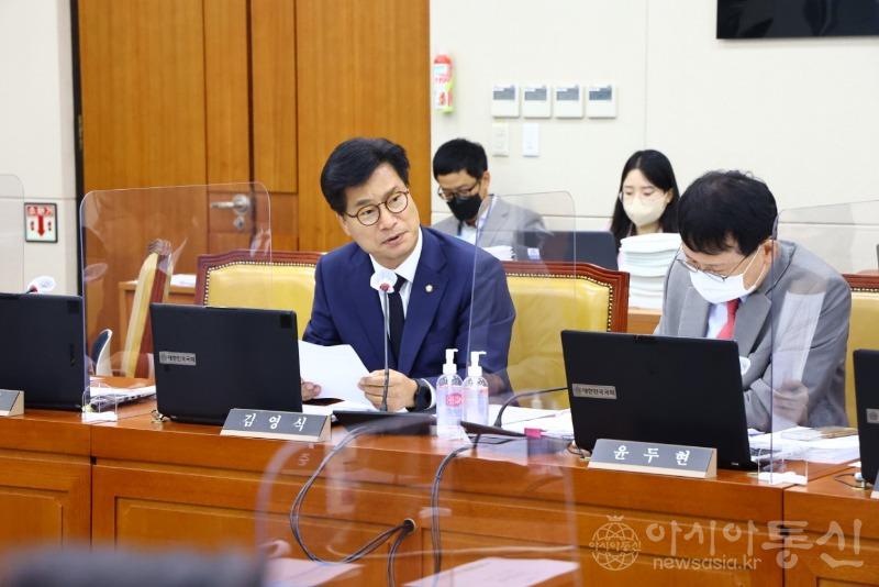 사본 -국정감사 질의사진.jpg