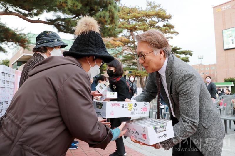 [사진1] 삼육대학교회 김은배 담임목사가 노원구 독거노인에게 삼육두유를 전달하고 있다..JPG