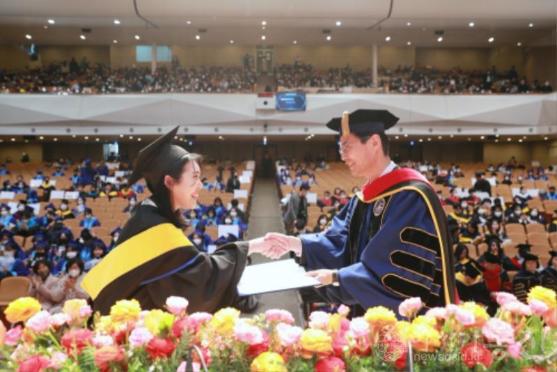 사본 -[사진1] 김일목 총장(오른쪽)이 졸업생에게 학위증을 전달하고 있다.00.jpg
