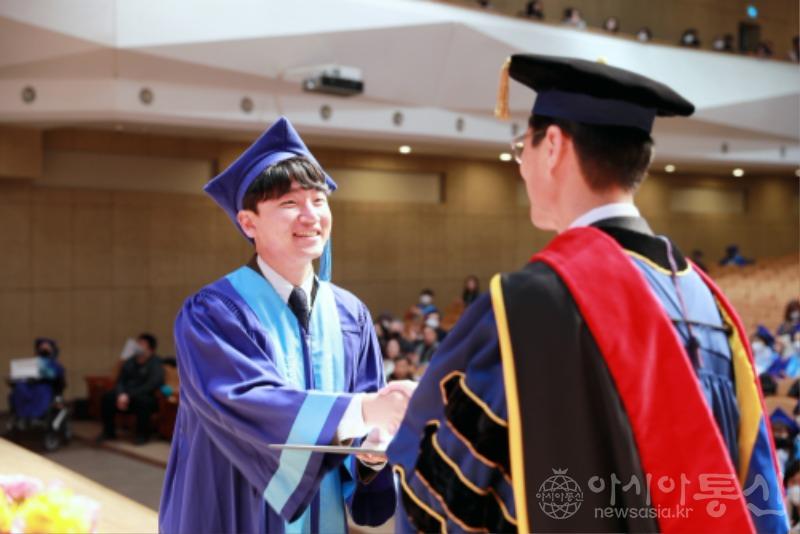 사본 -[사진2] 김일목 총장(오른쪽)이 졸업생에게 학위증을 전달하고 있다.jpg