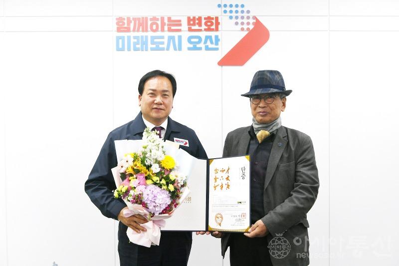 8-1 이권재 오산시장, 국기원에서 태권도 명예 5단증 수여받아.JPG