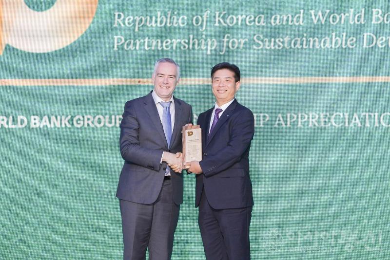 세계은행 감사패 수상(기후에너지처 조준호 처장)_02.jpg