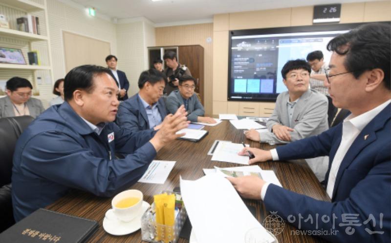 1-2 이권재 오산시장, 정명근 화성시장과 오산천 상류 오염수 유출문제 협의 (2).jpg