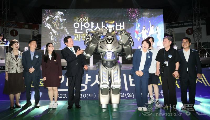 10일 안양종합운동장에서 열린 제20회 안양사이버과학축제에서 타이탄 로봇이 공연을 펼친 뒤 기념사진을 찍고 있다 사진 3.jpg