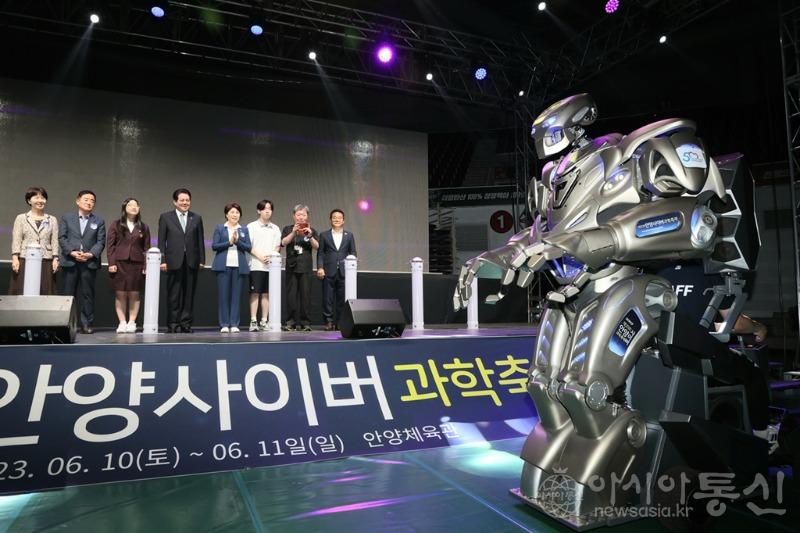 10일 안양종합운동장에서 열린 제20회 안양사이버과학축제에서 타이탄 로봇이 공연을 펼치고 있다 사진 2.jpg