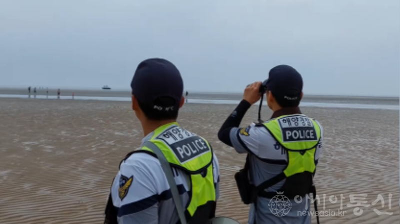 인천해양경찰서 하늘바다파출소 경찰관들이 하나개해수욕장에서 안전계도활동을 하고 있는 모습.png